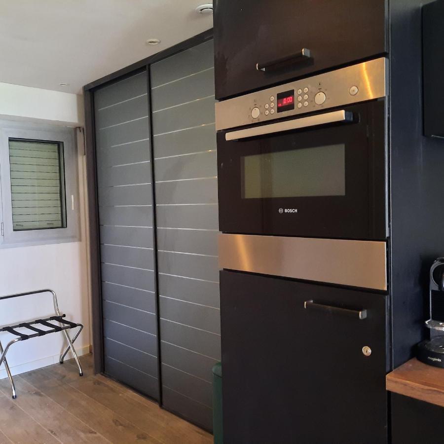 4-Star Beachfront Appartment- Sea View Кан Екстериор снимка